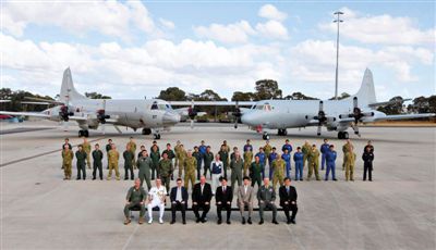 4月29日，參與搜尋馬航失聯(lián)客機(jī)的多國(guó)軍人和軍機(jī)在珀斯皮爾斯空軍基地合影。5月1日，馬航宣布搜尋進(jìn)入新階段，重點(diǎn)將借助不同技術(shù)擴(kuò)大海底搜尋。