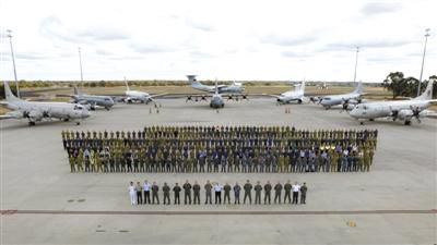 4月29日，澳大利亞珀斯，馬航MH370空中搜索正式結(jié)束，參與搜索的多國部隊在離開前留影紀(jì)念。
