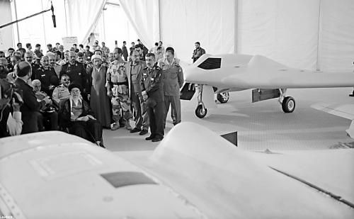 　哈梅內(nèi)伊（中）11日參觀伊朗版RQ-170無人機(jī)。