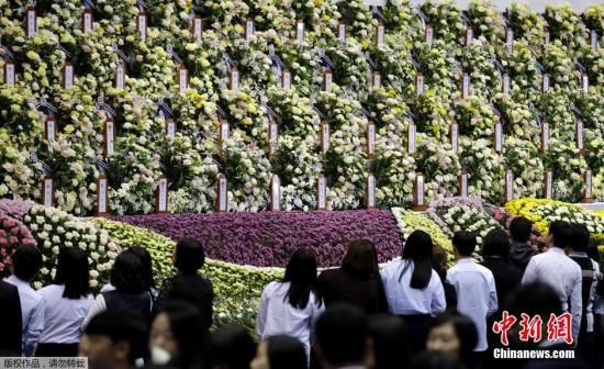 韓國民眾絡繹不絕地前往位于安山的集體焚香所，悼念“世越”號客輪沉沒事故死難者。
