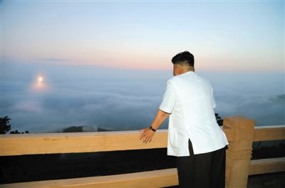　朝鮮最高領導人金正恩正在觀看導彈發(fā)射。