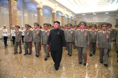 金正恩率領(lǐng)軍隊領(lǐng)導(dǎo)人等前往平壤錦繡山太陽宮瞻仰了金日成、金正日的遺容。