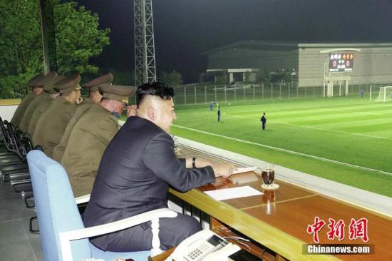 資料圖:今年5月,金正恩觀看體育賽事。