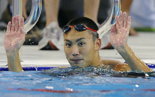 日本著名的游泳選手富田尚彌25歲在參加仁川亞運(yùn)會(huì)期間，偷盜了韓國記者的照相機(jī)。