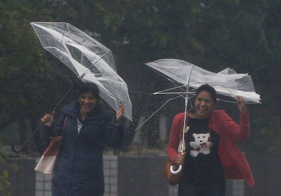 19號(hào)臺(tái)風(fēng)在日本登陸，帶來強(qiáng)降雨。