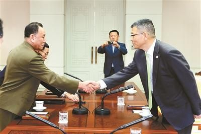 10月15日，韓國(guó)國(guó)防部國(guó)防政策室室長(zhǎng)柳濟(jì)升和朝鮮人民武裝力量部偵查總局局長(zhǎng)金英哲分別率團(tuán)出席板門(mén)店