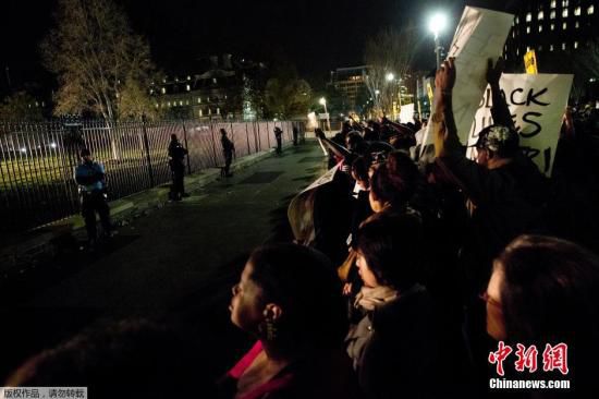 美國(guó)白宮前擠滿了抗議槍殺黑人青年的白人警察免遭起訴案件的美國(guó)民眾。