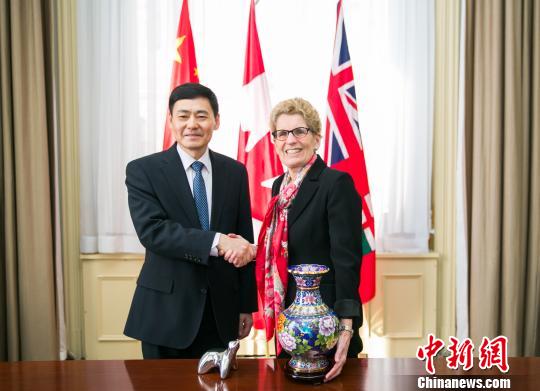 　圖示省長韋恩（右）與薛冰總領(lǐng)事首度官式會晤。　安省/攝