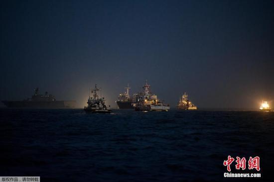 當(dāng)?shù)貢r(shí)間2014年4月24日，搜救人員在全羅南道珍島郡海域24小時(shí)不分晝夜的搜尋沉船事故失蹤者。