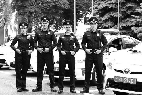 烏克蘭新警察在警車旁帥氣亮相。