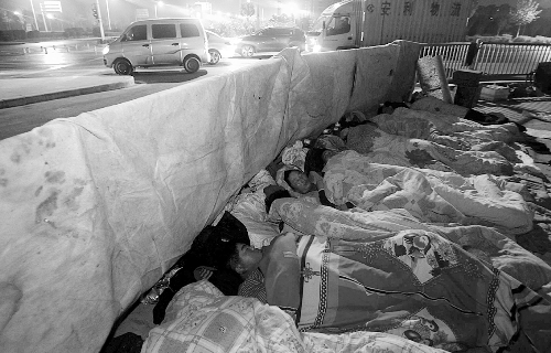 在寒冷的冬夜，為了能省點(diǎn)錢，方便接活，民工們?nèi)运跇蛳隆? complete=
