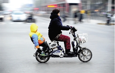 昨日下午，隴海西路桐柏路口，紅燈亮起的瞬間一輛電動(dòng)車闖過路口。