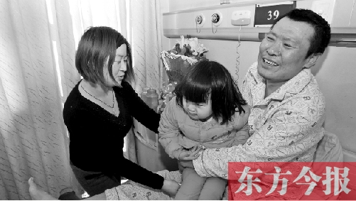 李剛患骨肉瘤急需手術(shù)，最放心不下的就是他的妻子、女兒