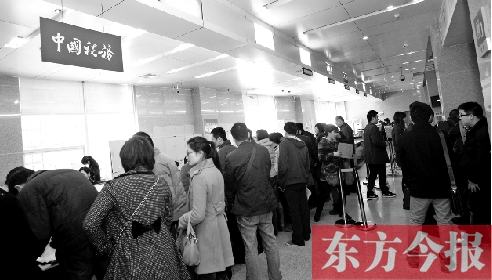 　昨天，在鄭州市房管局辦稅柜臺，迎來絡繹不絕辦理業(yè)務的市民