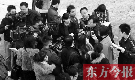 經(jīng)適房“下課”，公租房的申請(qǐng)、租金等備受關(guān)注，圖為鄭州市房管局規(guī)劃和住房保障處處長(zhǎng)馮榮智被媒體記者“