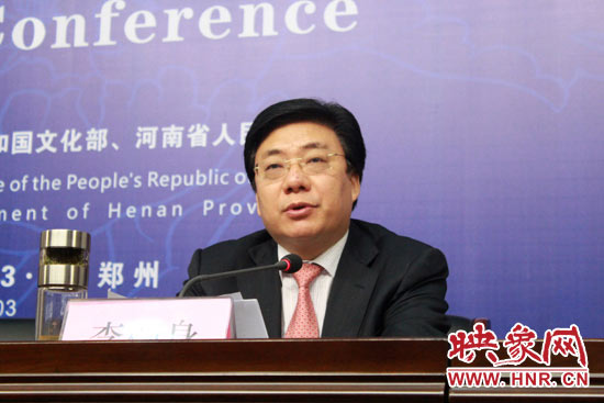 洛陽市市長(zhǎng)李柳身發(fā)表熱情洋溢的旅游推介詞。