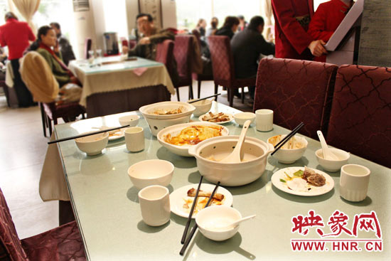 3月22日，阿五美食英協(xié)路店幾位顧客用完餐后，盤子里的食物所剩無幾。