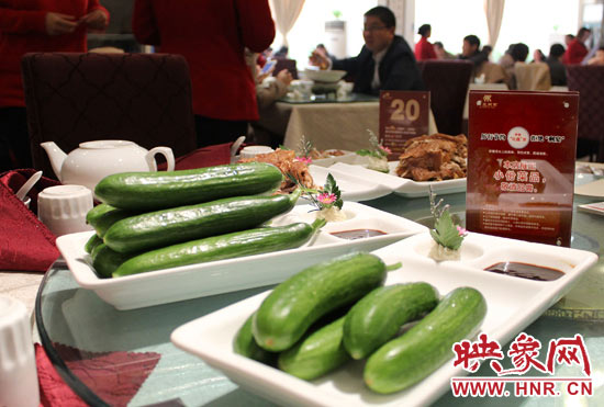 3月22日，阿五美食英協(xié)路店的服務(wù)員為我們展示大份菜品和小份菜品