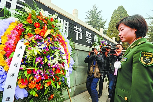 　　4月4日,我國(guó)首位女航天員劉洋來(lái)到林州市烈士陵園。在烈士紀(jì)念碑前,劉洋和眾人一起列隊(duì)肅立默哀致敬