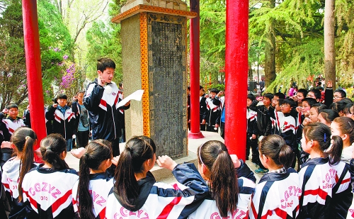 　　4月3日,宜陽(yáng)縣1000余名師生通過(guò)獻(xiàn)花、宣誓、掃墓、讀祭文等形式緬懷革命先烈。 田義偉 攝