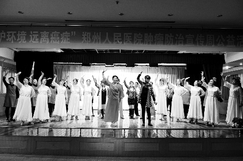 昨日，鄭州人民醫(yī)院舉辦了一臺(tái)特殊的晚會(huì)，表演的和看表演的大都是癌癥患者 河南商報(bào)記者 王春勝/攝　