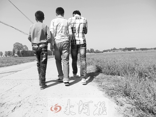 親眼目睹小伙伴在自己面前慘遭橫禍,三個(gè)孩子變得異常沉默。