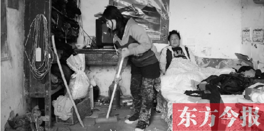 　寧陵縣趙村鄉(xiāng)大楊莊村，16歲的王香浦在打掃家里的衛(wèi)生，床上躺著她的爸爸　