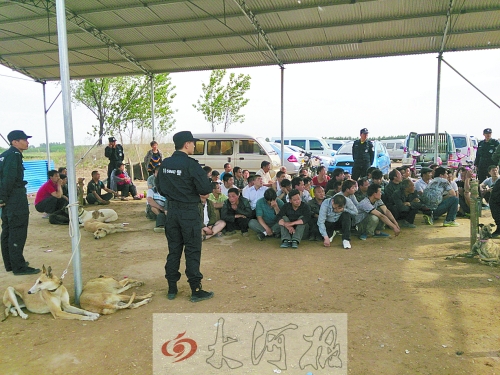 民警突襲賭場，64名涉案人員全部落網(wǎng)。
