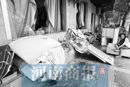 　多間臨街商鋪夜間被砸，店里的沙發(fā)、貨品等被搬到了戶外  侯建勛/攝