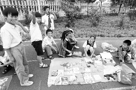 小學(xué)生當(dāng)?shù)財(cái)偫习?，擺起攤來(lái)也很專業(yè)
