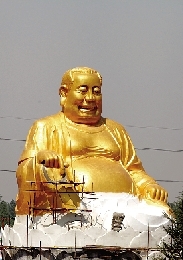 　4月25日，洛陽(yáng)龍華歡樂(lè)園，網(wǎng)上引起熱議的“大背頭彌勒佛”。