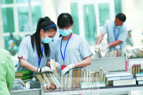 工作人員正在忙著整理書籍,逐一登記、歸類。