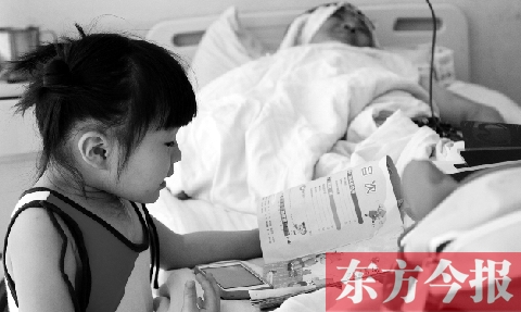 　昨天上午，鄭州市骨科醫(yī)院病房內，李剛躺在病床上，女兒嘟嘟在安靜地看書