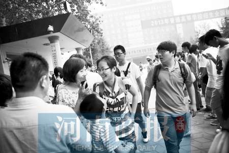 考場外，家長用溫暖的笑容迎接孩子