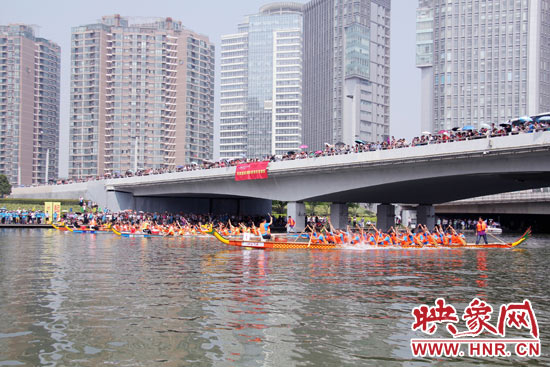 6月11日，2013中華軒轅龍舟大賽，在鄭州東區(qū)的如意湖舉行。