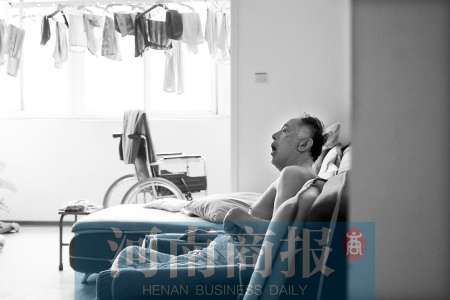 金老先生因偏癱生活不能自理，鄰居說，平時經(jīng)常看到護(hù)工和老人的弟弟前來照顧 實習(xí)生 唐韜/攝