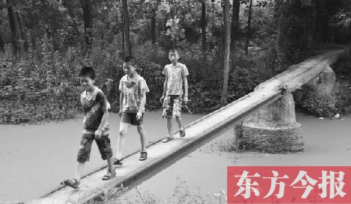 這座寬僅0.4米的危橋，承擔(dān)著1000多人的出行