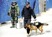 排爆專家、警犬在現(xiàn)場(chǎng)待命。