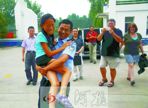 黨心松一行人剛下車，楊衛(wèi)軍就一把抱起了她，流露出幸福的笑容，不遠處史蒂夫拍照銘記這一刻。