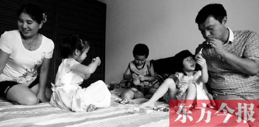 昨日，鄭州市民蔣先生的家中，一家人陪著妞妞（右二）玩耍