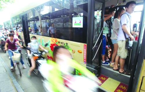 　　7月12日，鄭州市花園路，下班高峰期。