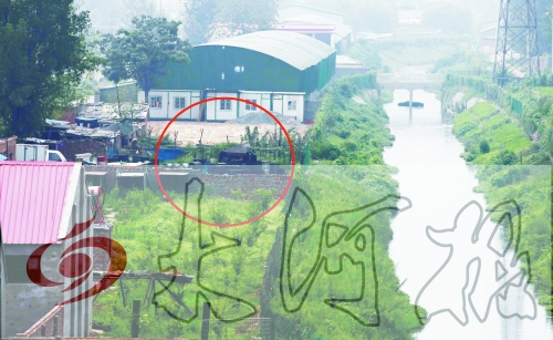 　彩虹橋西南側(cè)有一個大型地溝油加工窩點(diǎn)，廢水流入旁邊的排水渠。