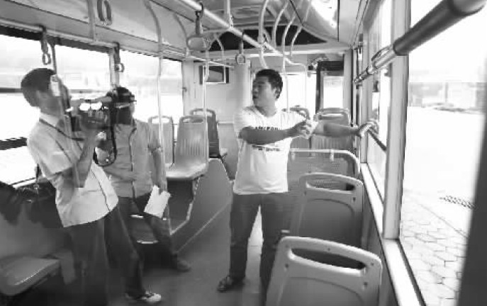 昨日，鄭州市B20路公交車長方先生（右一），講述“色狼”跳窗逃跑時被眾人喊打的情景