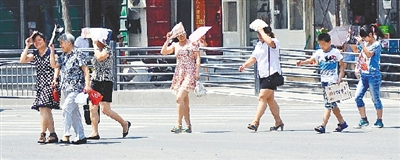  街頭，遮擋陽光是一門“技術(shù)活”。