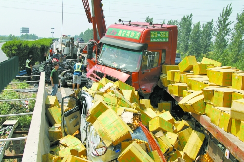大貨車旁邊的海馬轎車被雞蛋砸中，車上兩人逃脫及時(shí)，僅受輕傷。