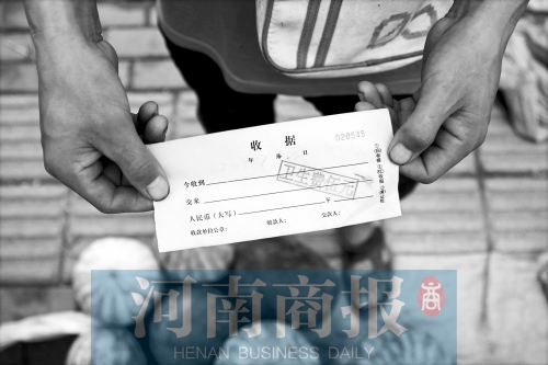 百花路附近的瓜農(nóng)宋師傅交完衛(wèi)生費后收到一張收據(jù)，但沒有收款單位