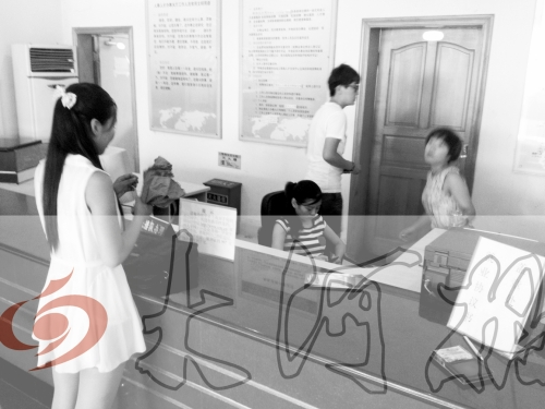 鄭州市人才交流服務(wù)中心二樓大廳，剛畢業(yè)大學(xué)生咨詢政策，工作人員卻在若無其事地玩手機(jī)。