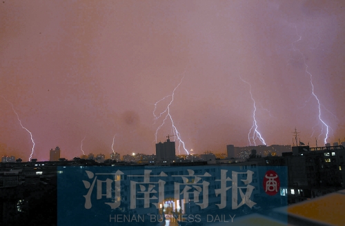 昨天21:30左右，雷電頻頻“光顧”鄭州市區(qū)