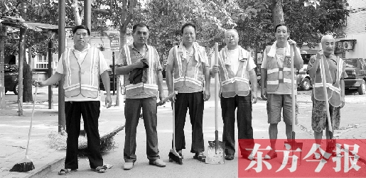 昨天下午6點(diǎn)，6名環(huán)衛(wèi)工人相伴乘坐B1返回27公里外的花園口村。