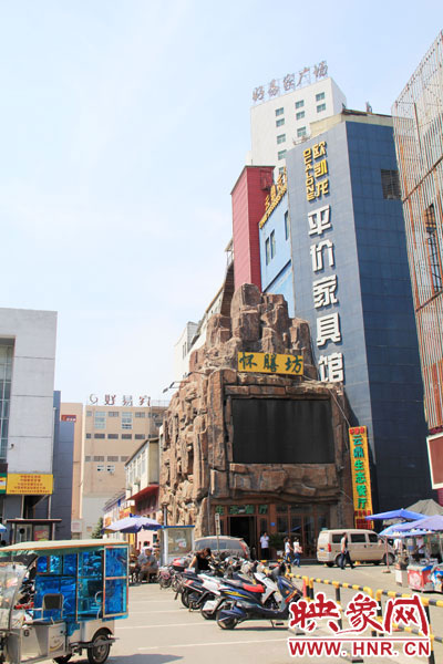 在該酒店一層的入口處，屹立著一座4層樓高的假山，氣勢(shì)雄偉。